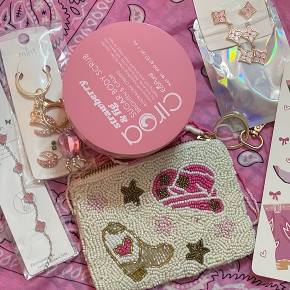 All New $180 Pink Bundle Ciroa - Picture 2 of 2